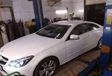 Автомобиль: Mercedes-Benz E200 (2016 год)